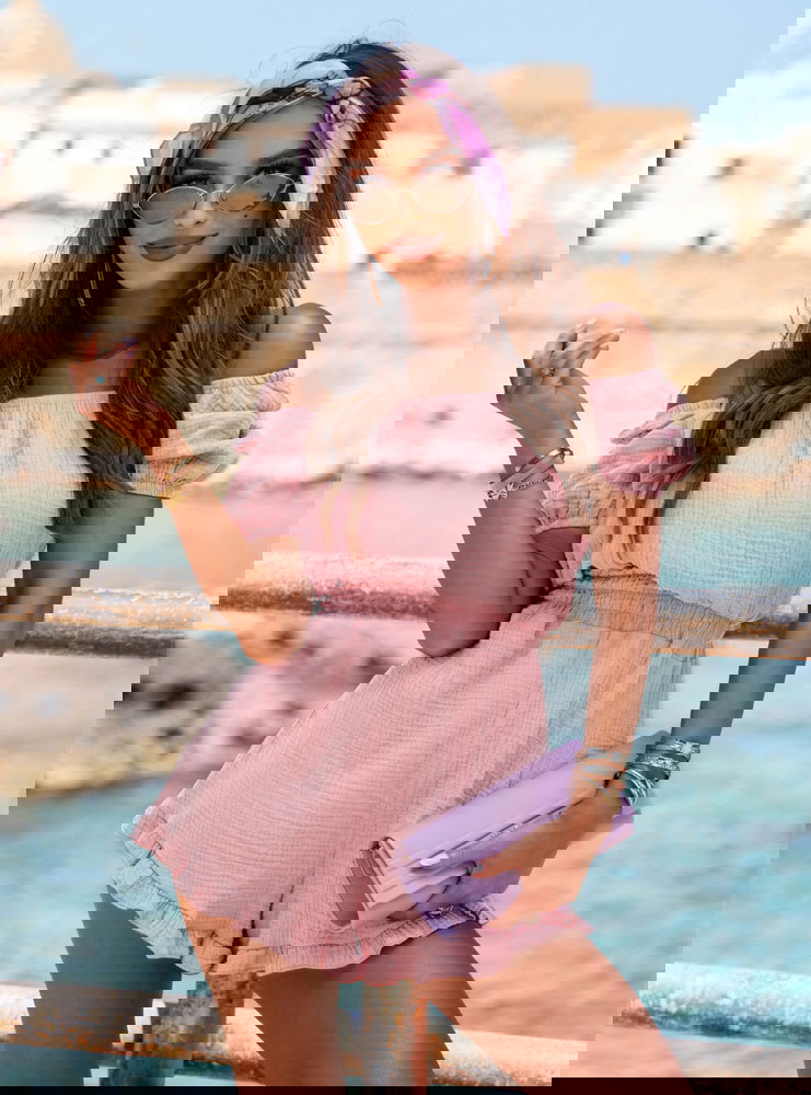 Muślinowy kombinezon z gumką w talii...