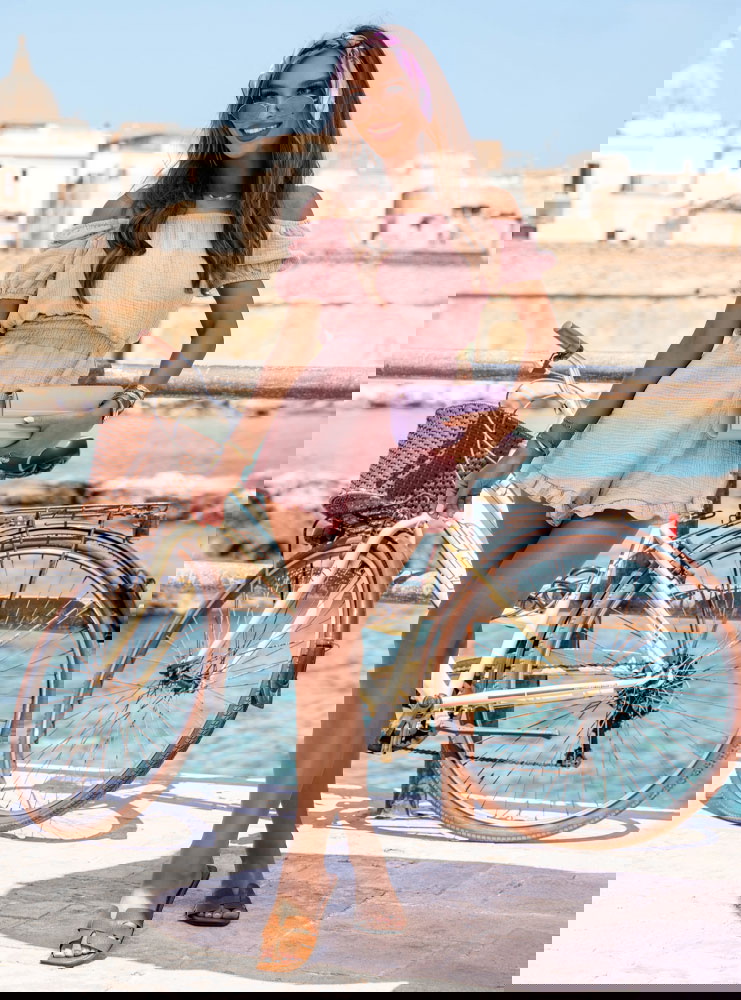 Muślinowy kombinezon z gumką w talii...