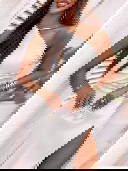 Biała satynowa sukienka na...