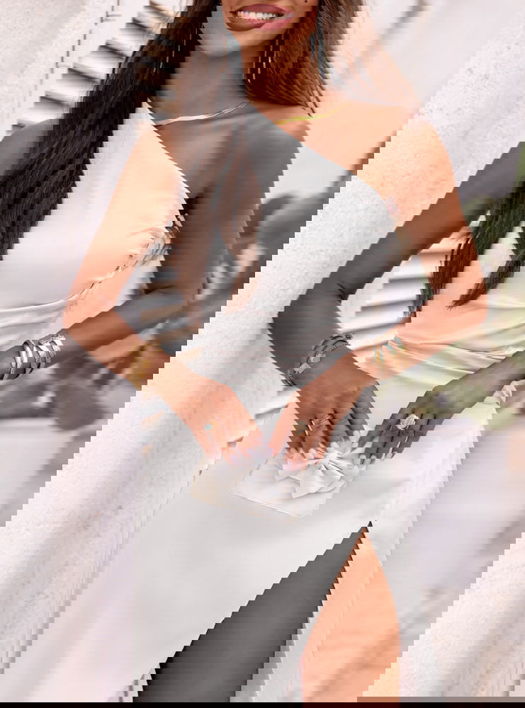 Biała satynowa sukienka na jedno...