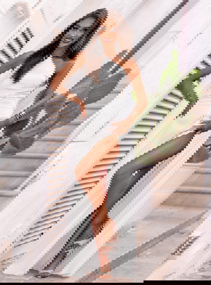 Biała satynowa sukienka na jedno...