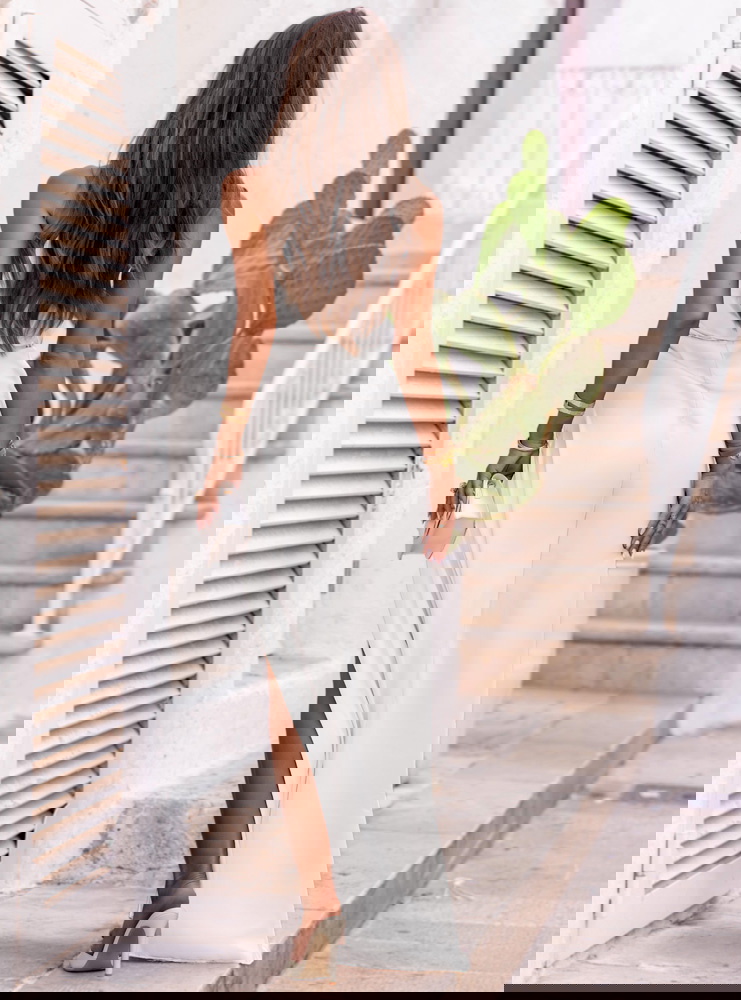 Biała satynowa sukienka na jedno...