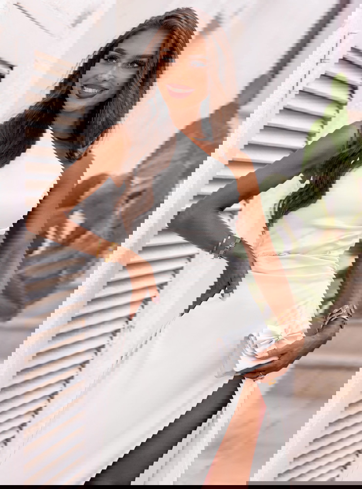 Biała satynowa sukienka na jedno...