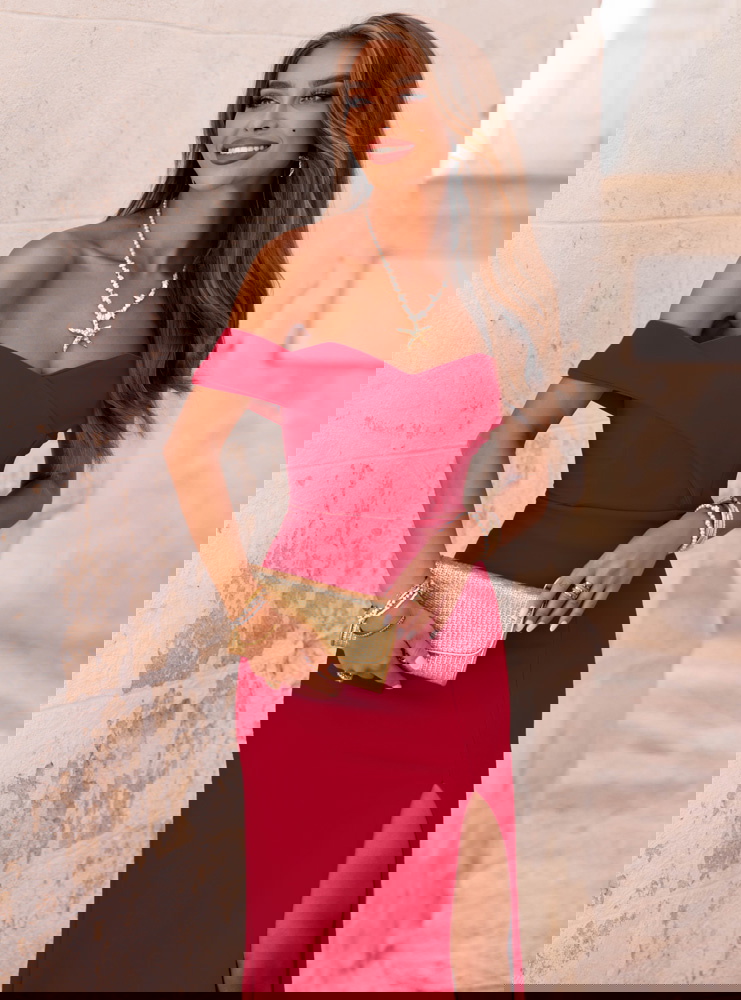 Malinowa długa sukienka z rozcięciem...