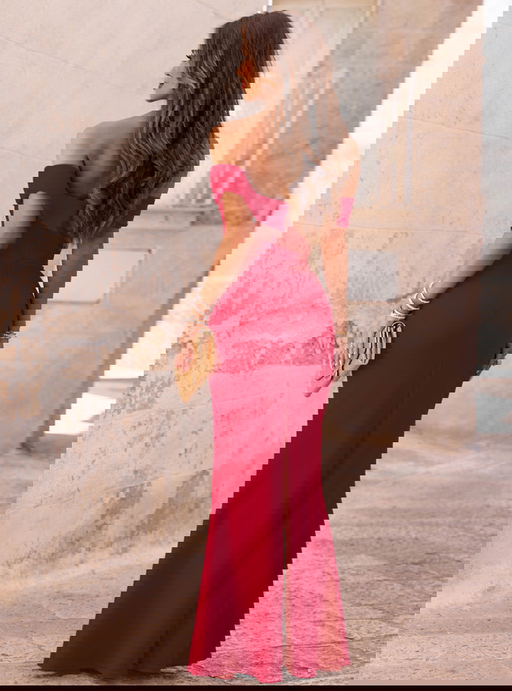 Malinowa długa sukienka z rozcięciem...