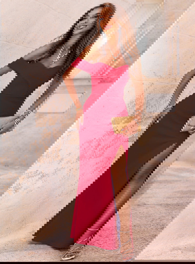 Malinowa długa sukienka z rozcięciem...