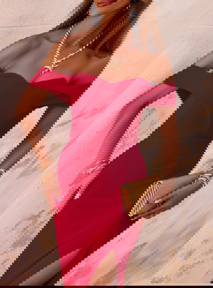 Malinowa długa sukienka z rozcięciem...