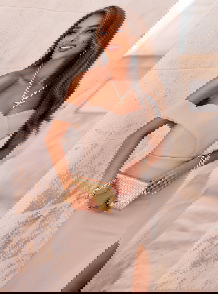 Beżowa długa sukienka z rozcięciem...