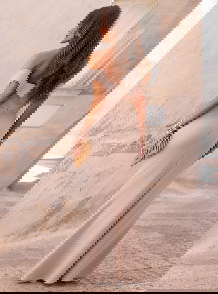 Beżowa długa sukienka z rozcięciem...