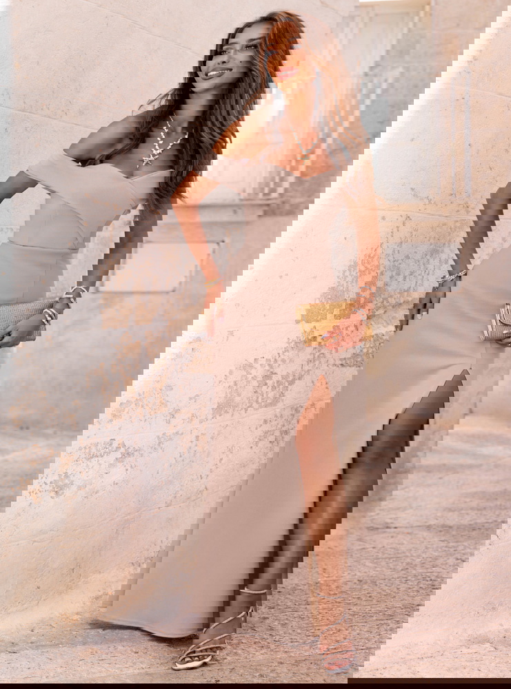 Beżowa długa sukienka z rozcięciem...