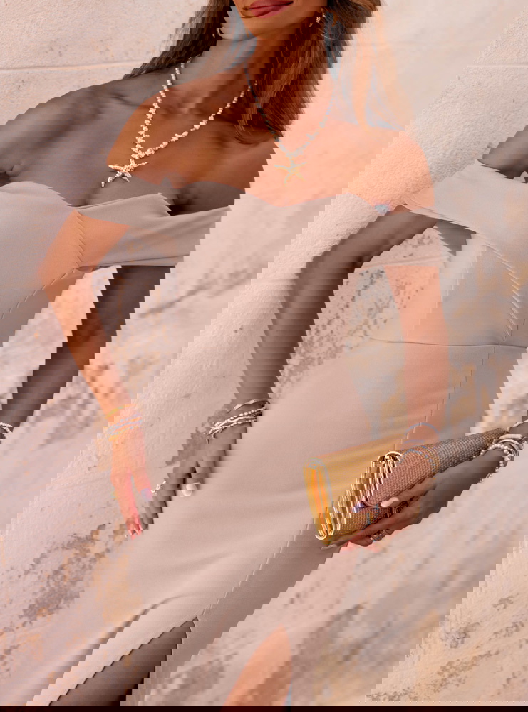 Beżowa długa sukienka z rozcięciem...