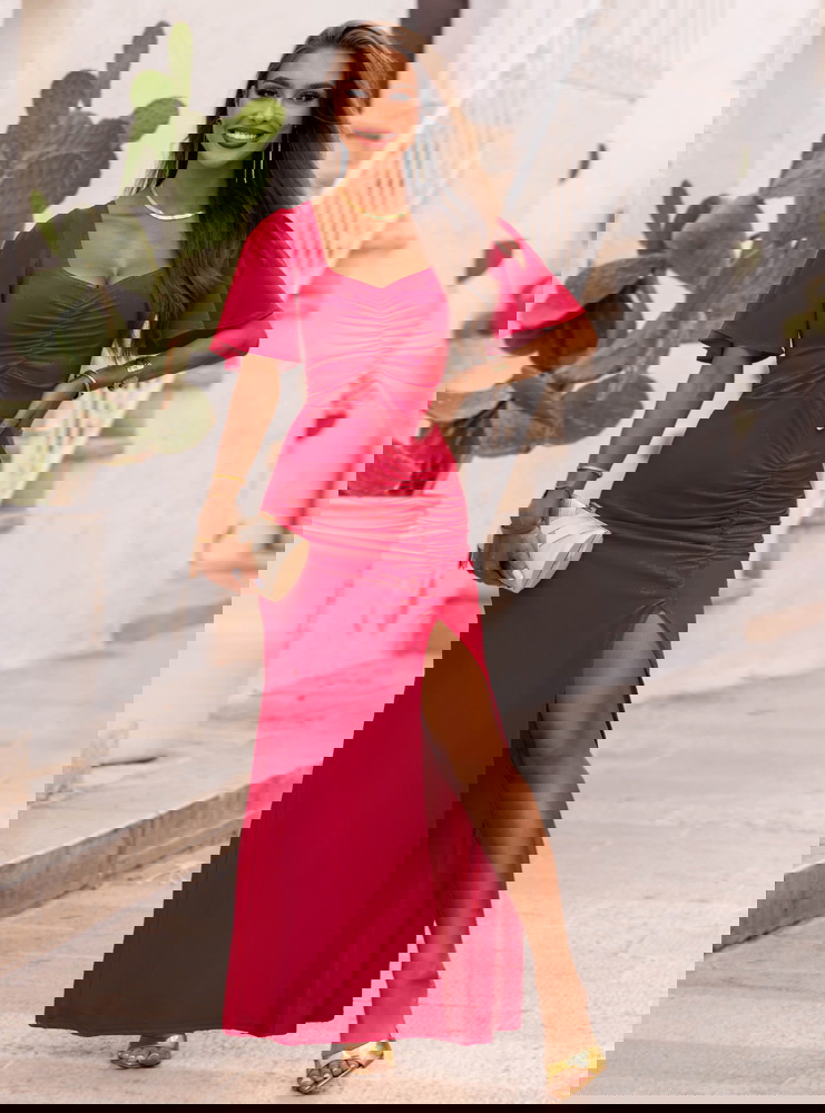 Malinowa długa sukienka z rozcięciem...