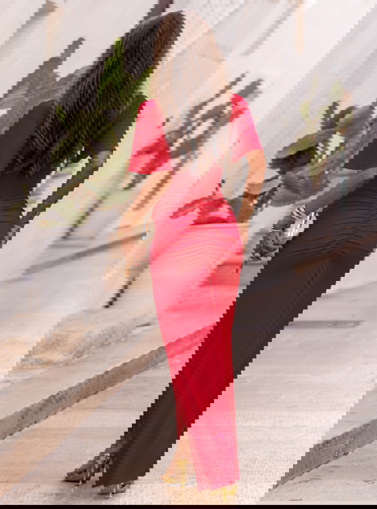 Malinowa długa sukienka z rozcięciem...