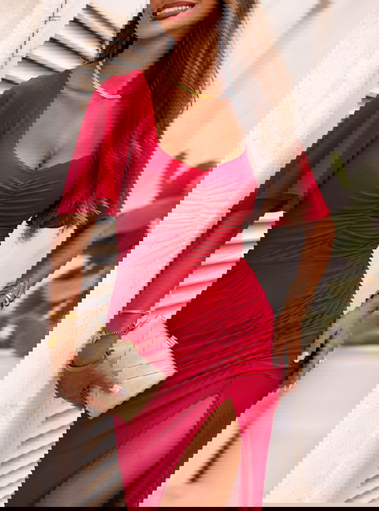 Malinowa długa sukienka z rozcięciem...