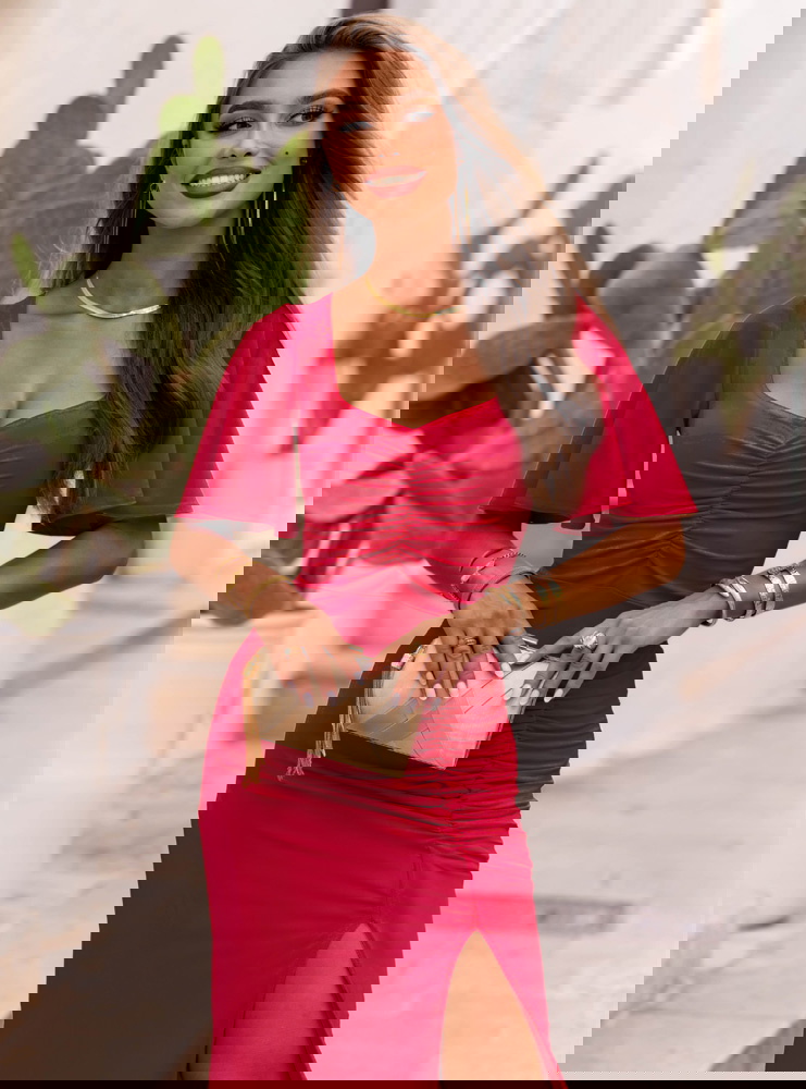 Malinowa długa sukienka z rozcięciem...