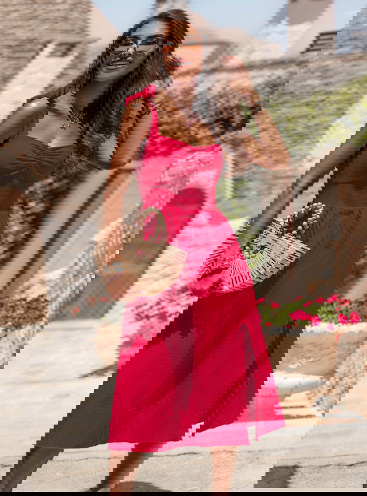 Malinowa sukienka midi z rozcięciem...