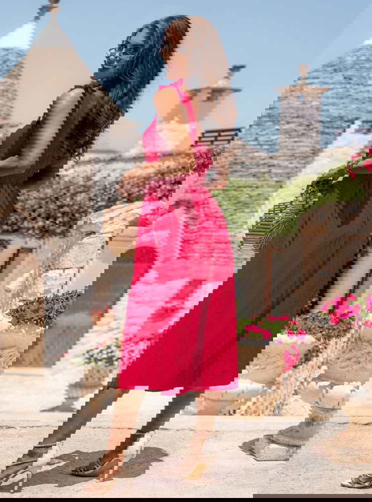 Malinowa sukienka midi z rozcięciem...