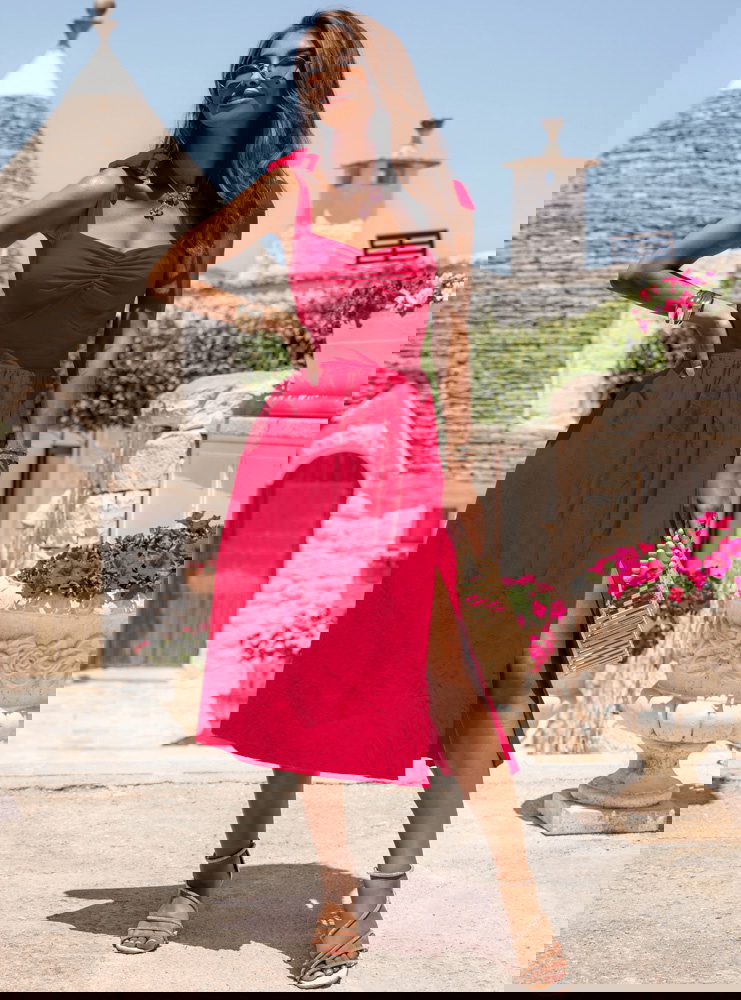 Malinowa sukienka midi z rozcięciem...