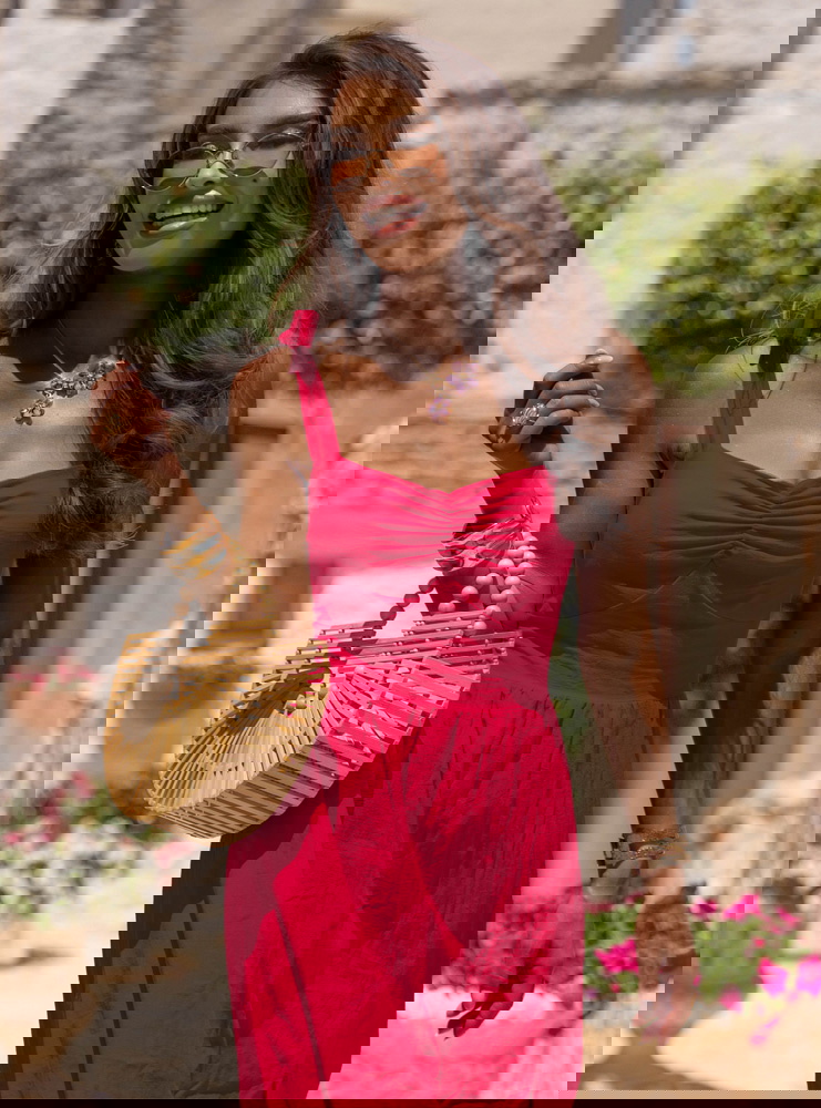 Malinowa sukienka midi z rozcięciem...