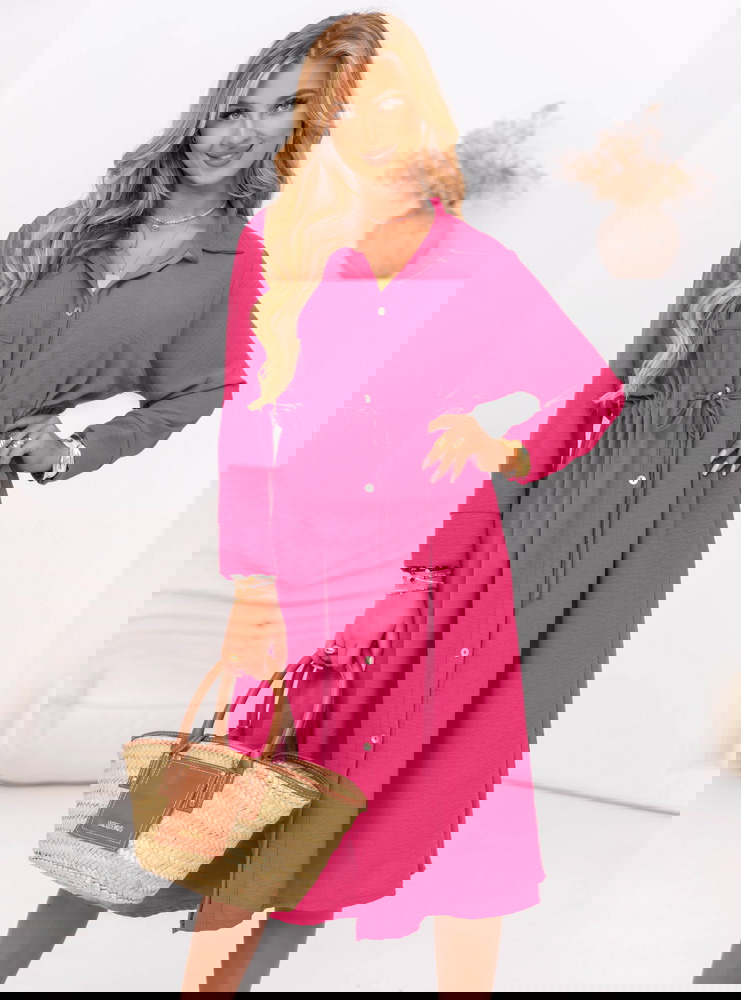 Różowa sukienka midi zapinana na...