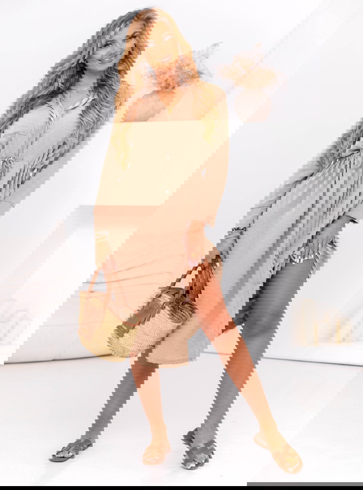 Beżowa sukienka midi zapinana na...