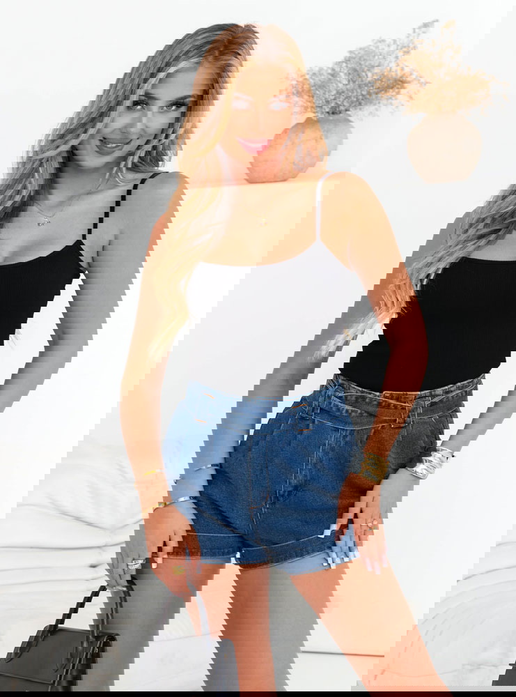 Czarny prążkowany top na ramiączkach...