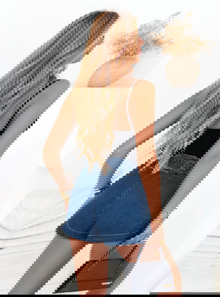 Czarny prążkowany top na ramiączkach...