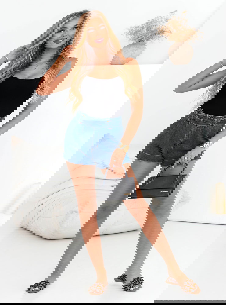 Czarny prążkowany top na ramiączkach...