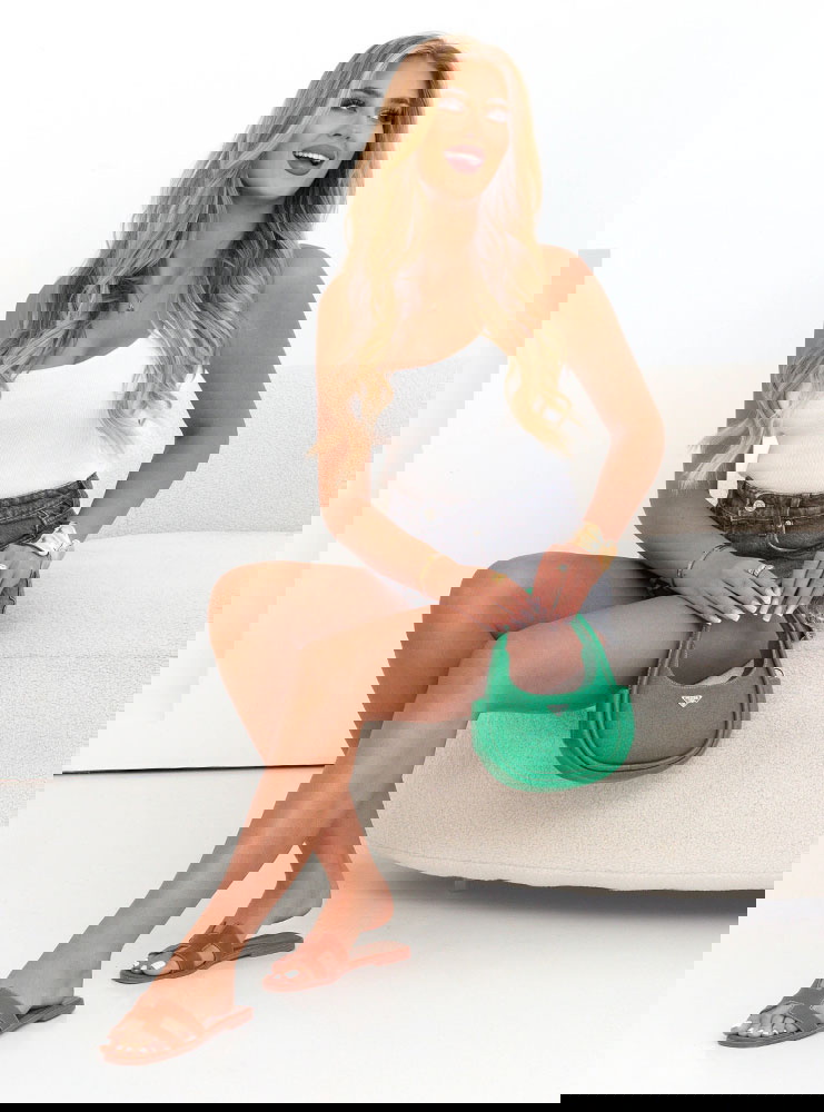 Biały prążkowany top na ramiączkach...