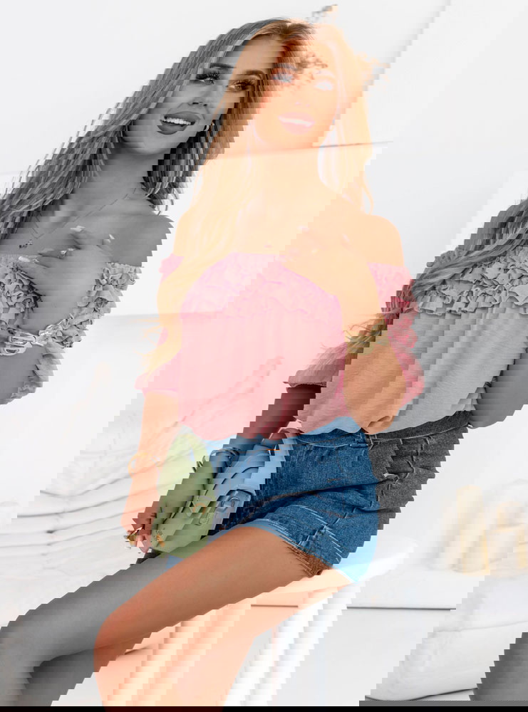 Pudrowa bluzka hiszpanka z falbankami...