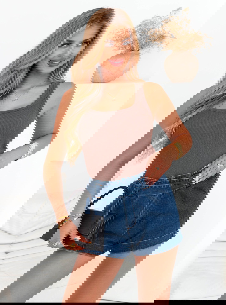 Prążkowana bluzka na ramiączkach...