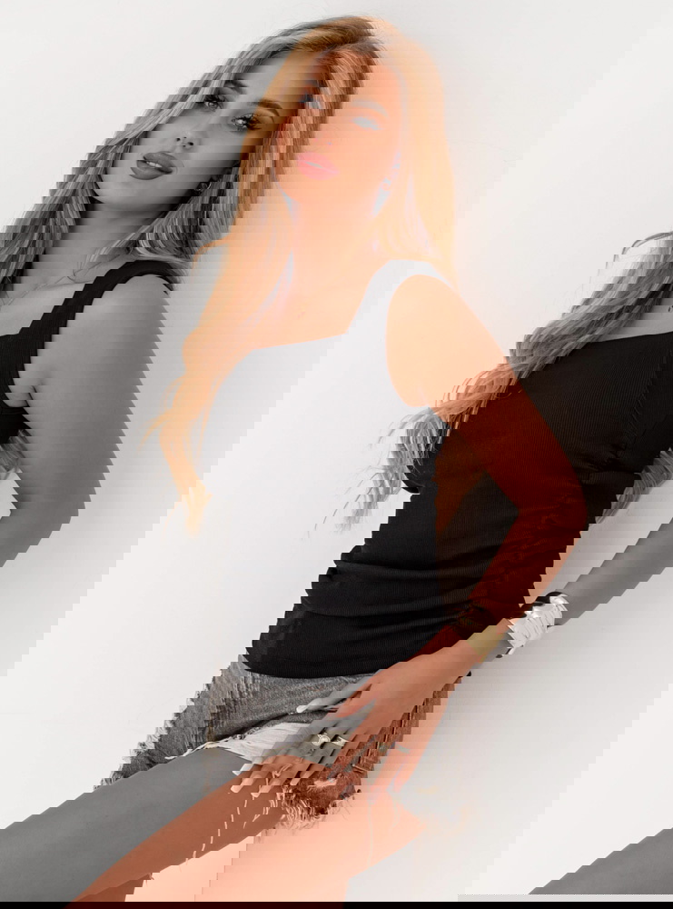 Czarna prążkowana bluzka z...