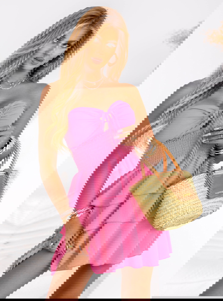 Różowa sukienka mini z falbanami...