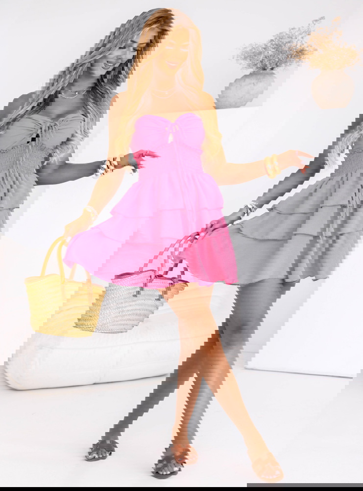 Różowa sukienka mini z falbanami...