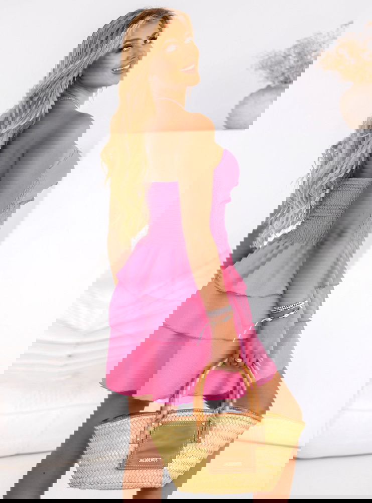 Różowa sukienka mini z falbanami...