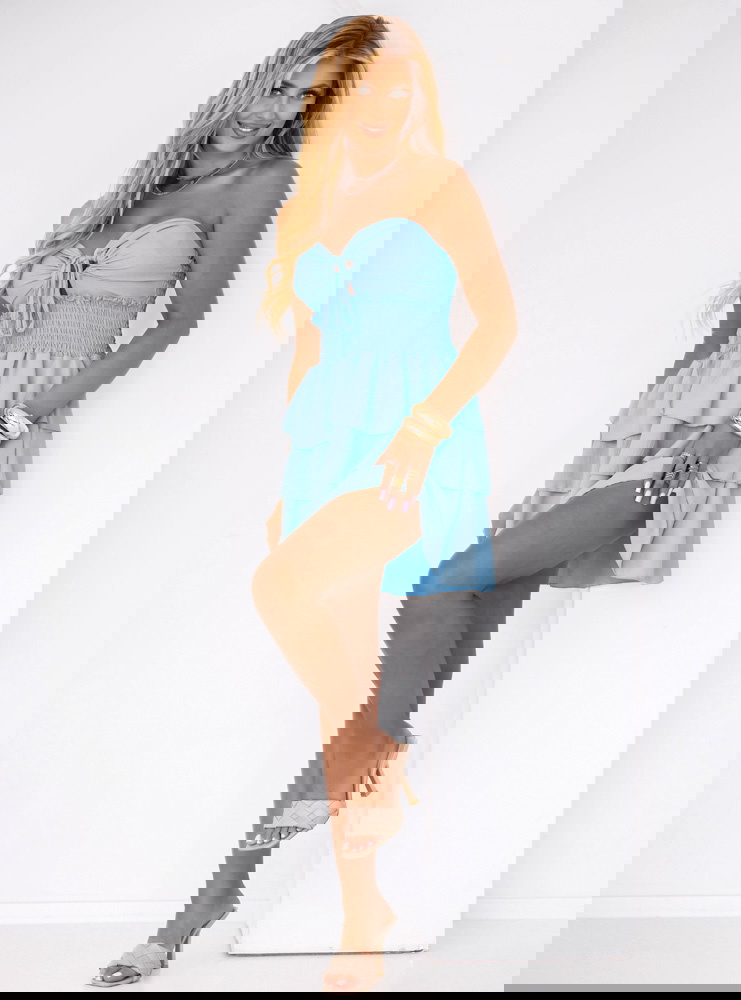 Błękitna sukienka mini z falbanami...