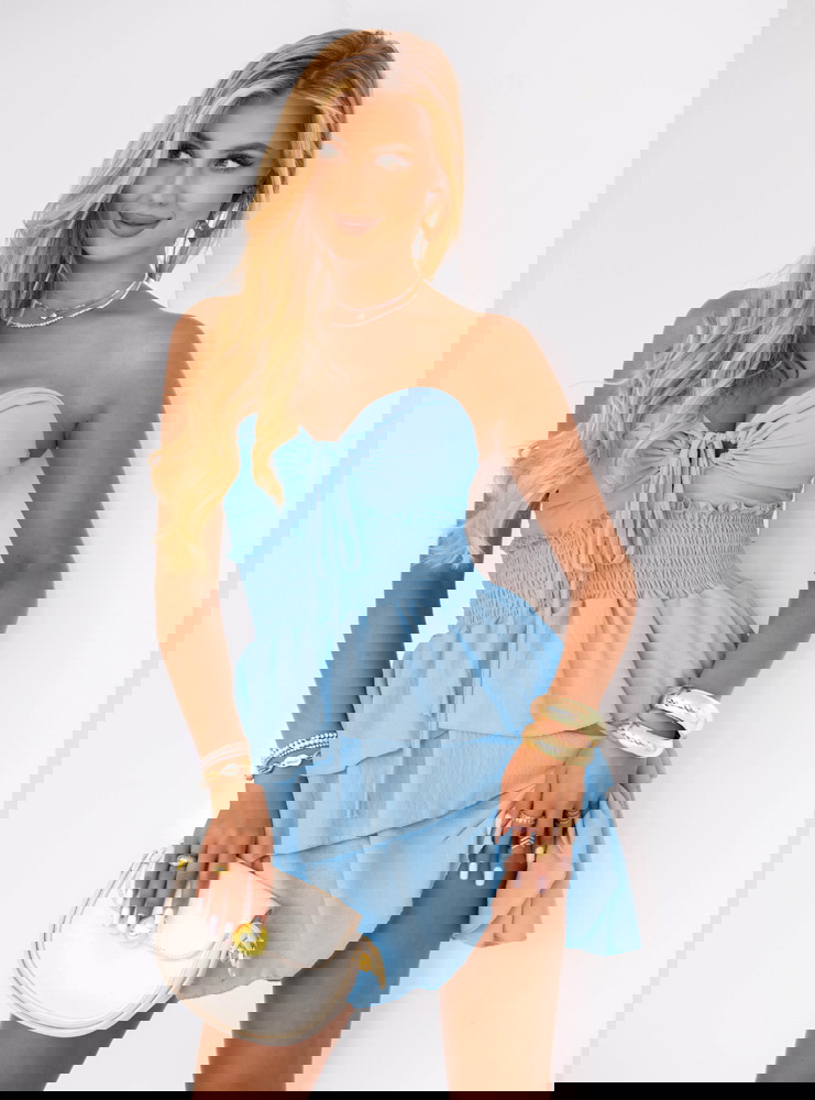 Błękitna sukienka mini z falbanami...