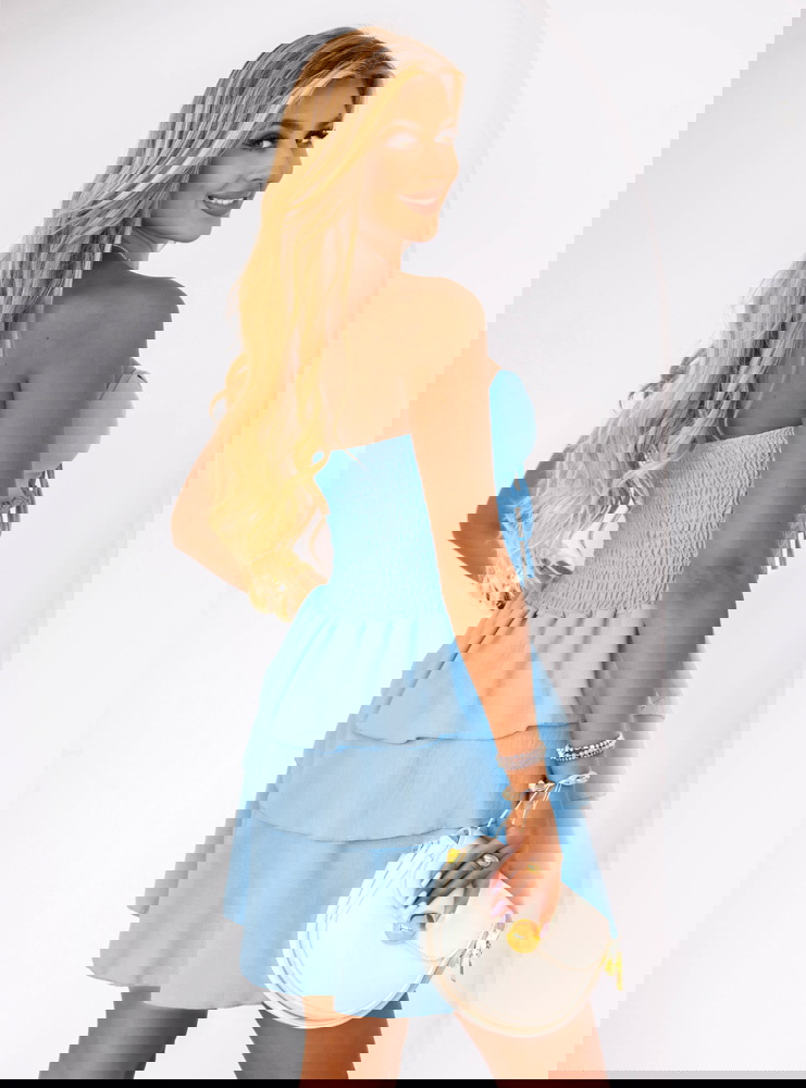 Błękitna sukienka mini z falbanami...