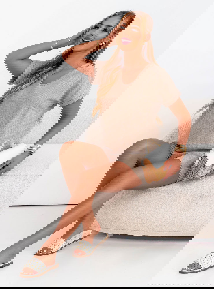 Jasnobeżowy komplet koszulka i...