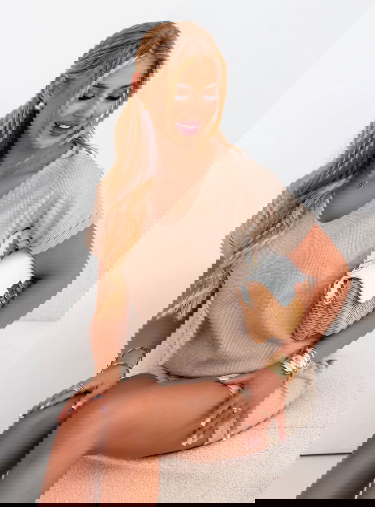 Jasnobeżowy komplet koszulka i...