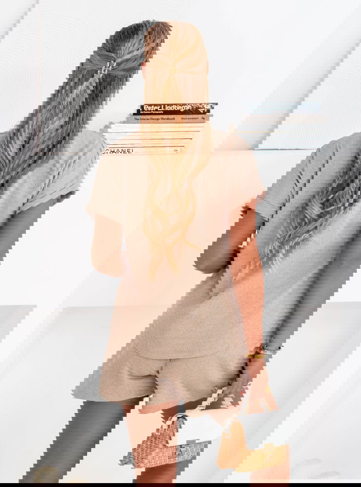 Jasnobeżowy komplet koszulka i...