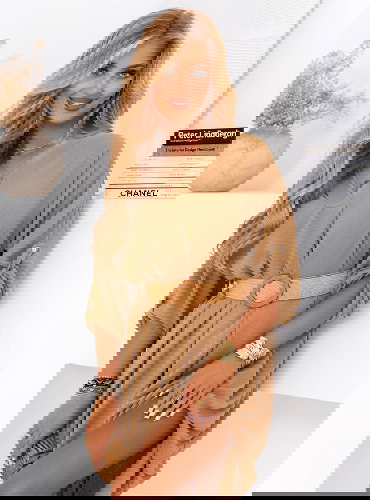 Sukienka midi z ozdobnym paskiem...