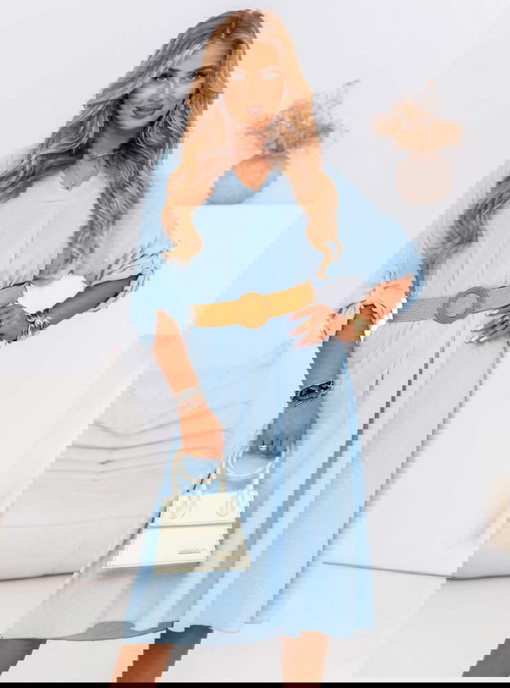 Błękitna sukienka midi z ozdobnym...