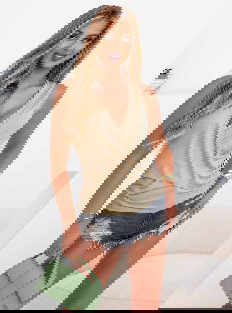 Beżowa bluzka z ozdobnymi guzikami...