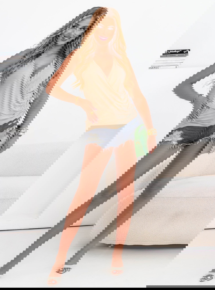 Beżowa bluzka z ozdobnymi guzikami...