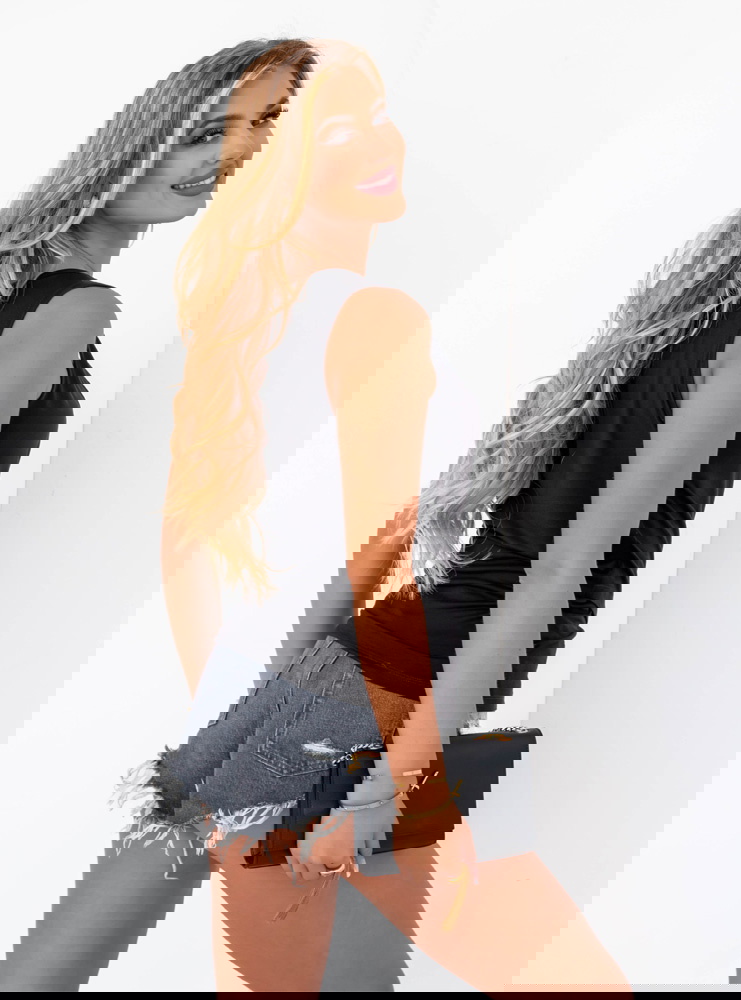 Czarna bluzka z ozdobnymi guzikami...