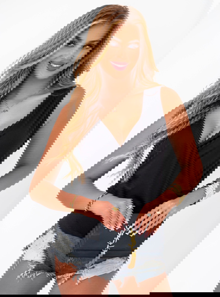 Czarna bluzka z ozdobnymi guzikami...