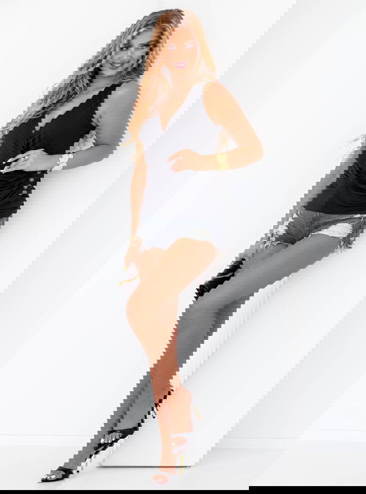 Czarna bluzka z ozdobnymi guzikami...