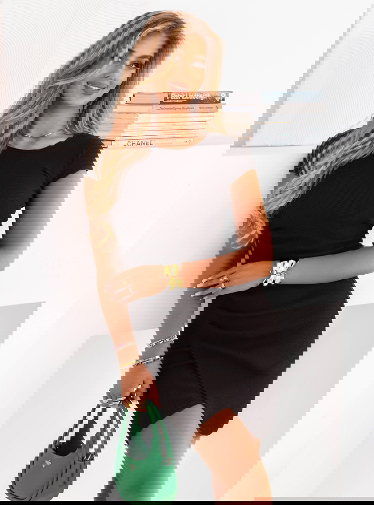 Czarna prążkowana dopasowana sukienka...