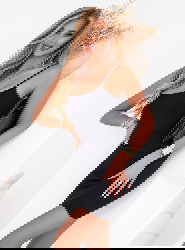 Czarna prążkowana sukienka na...